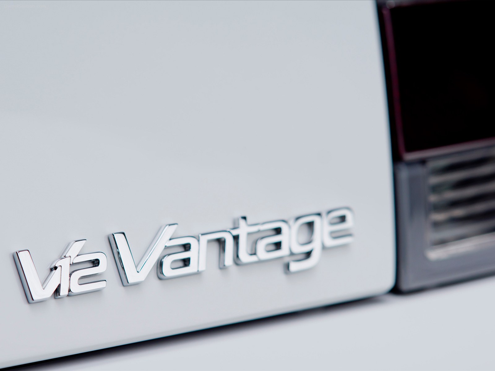 Aston Martin V12 Vantage Roadster 2013